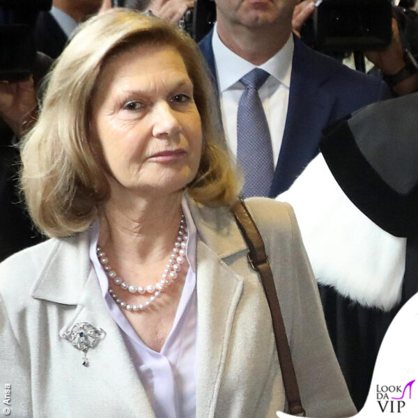 La signora anche in questa occasione ha sfoggiato perle al collo e una spilla sul petto