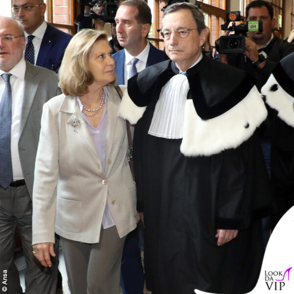 Mario Draghi con la moglie al termine della cerimonia in cui è stato insignito della laurea honoris causa in Economia dell'Università Cattolica di Milano