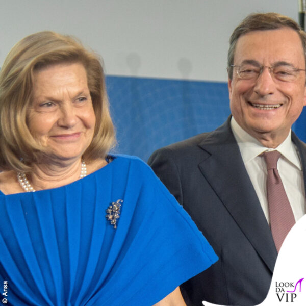 La signora Draghi ha indossato un abito blu dal corpetto a ventaglio e una spilla appuntata