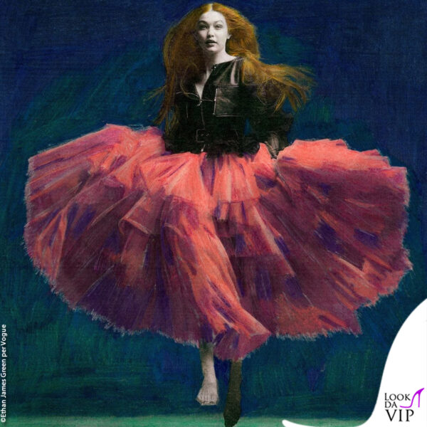 il servizio è stato realizzato dal fotografo Ethan James Green. In questo scatto Gigi indossa un outfit Alexander McQueen 