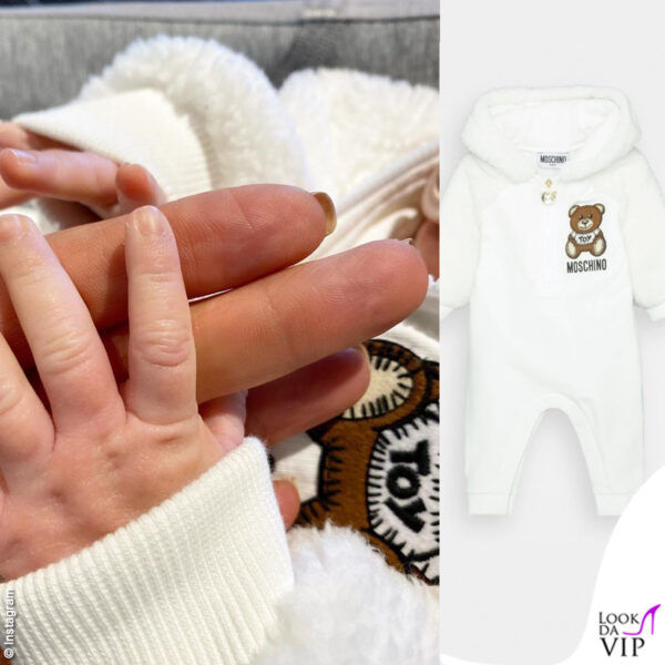 gigi tiene la manina della sua bimba, chic in una tutina Moschino