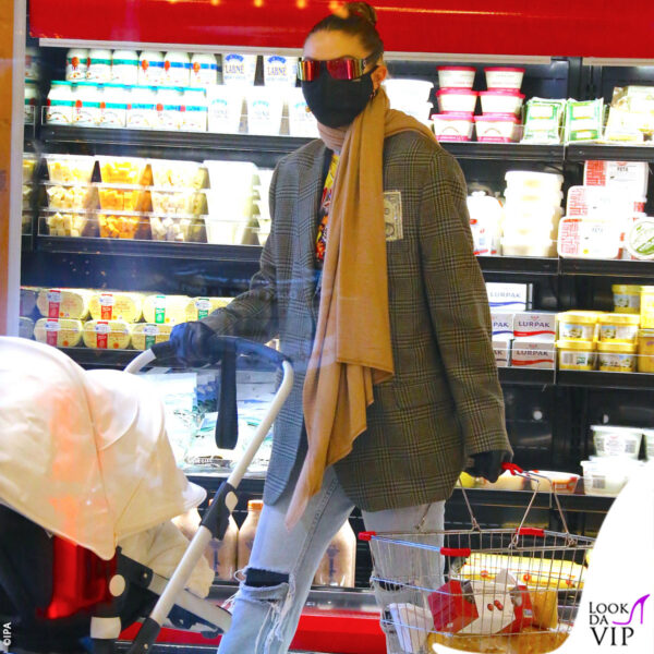 Gigi in incognito al supermercato 