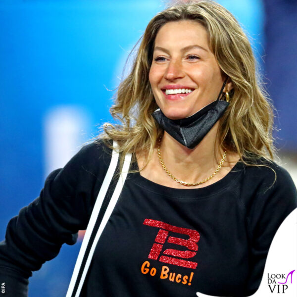 sulla maglia della modella si legge la frase Go Bucs e TB, le iniziali di Tom Brady