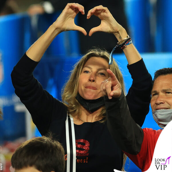 Gisele manda cuori dagli spalti