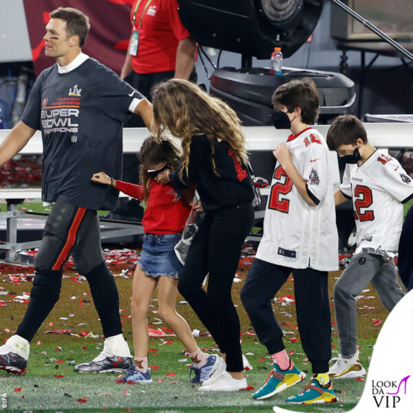 la famiglia al gran completo: Tom, Gisele e i piccoli Benjamin, Vivian Lake e John (quest'ultimo figlio della precedente relazione di Tom)
