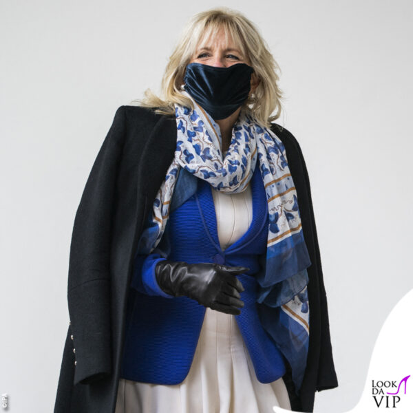 Jill sfoggia al collo un foulard pieno di farfalle
