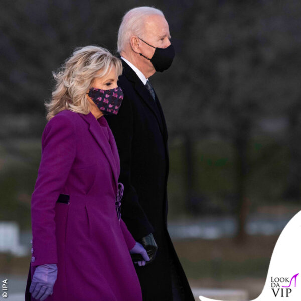 mano nella mano il 20 gennaio al Lincoln Memoria. Jill Biden indossa un total look viola di Jonathan Cohen