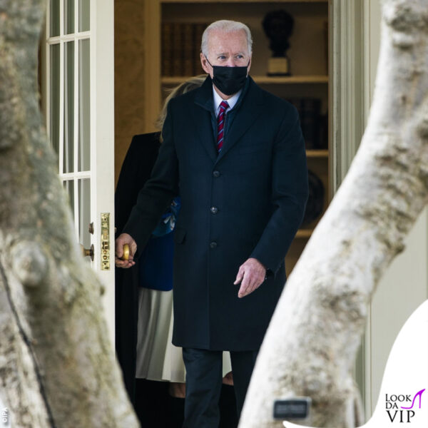 Jill e Joe Biden escono di casa, il presidente è in partenza per il Maryland