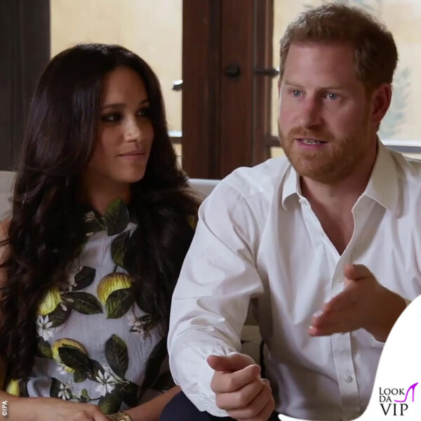 Meghan guarda Harry ammirata