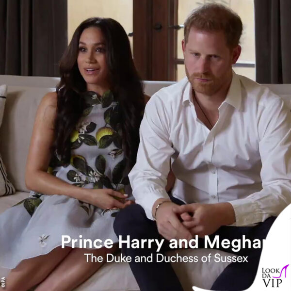 posa regale per Meghan, con le gambe di lato e le mani conserte