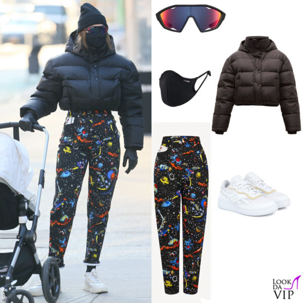 piumino Wardrobe NYC, jeans Louis Vuitton, occhiali Prada, mascherina Masqd, sneakers Reebok
