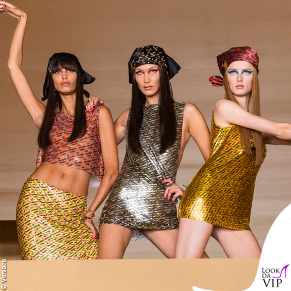 Bella Hadid con uno degli outfit Versace