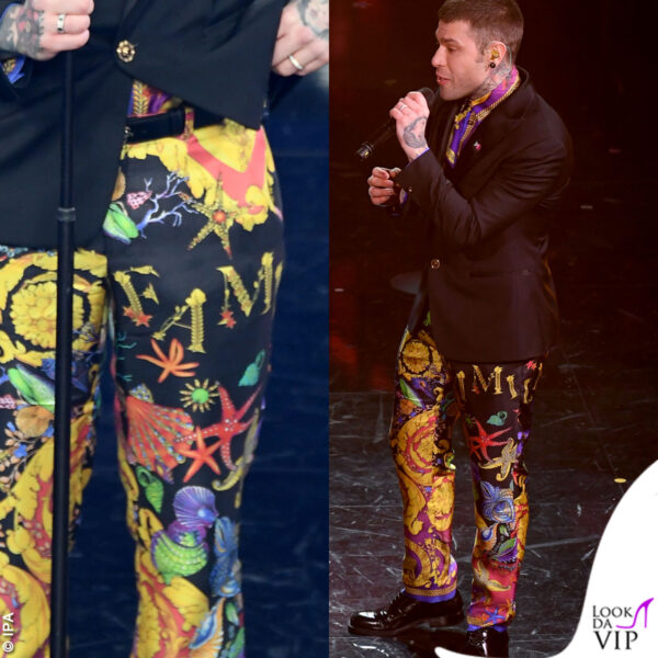 Sui pantaloni Versace di Fedez c'è la scritta "famiglia"