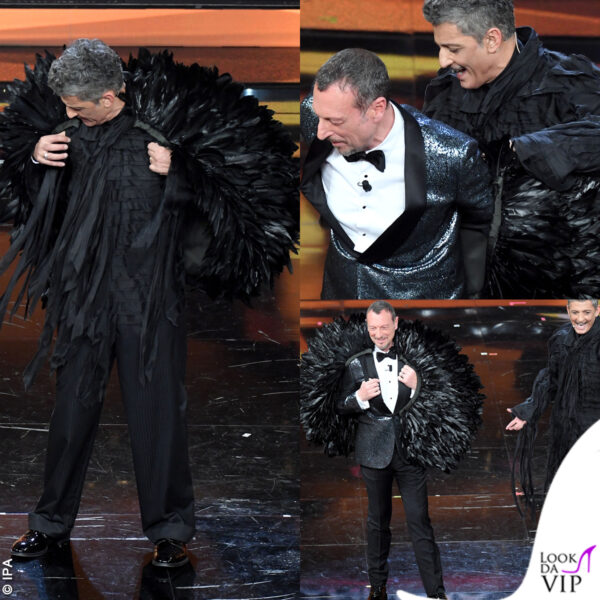 Fiorello e Amadeus inaugurano la seconda serata di Sanremo scambiandosi un capo piumato. E' lo zainetto di Achille Lauro: "Lo usava per andare all'asilo!" 