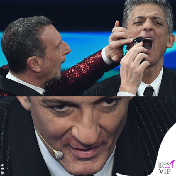 Amadeus taglia i baffi a Fiorello sul palco dell'Ariston: l'irritazione sul volto del conduttore è evidente