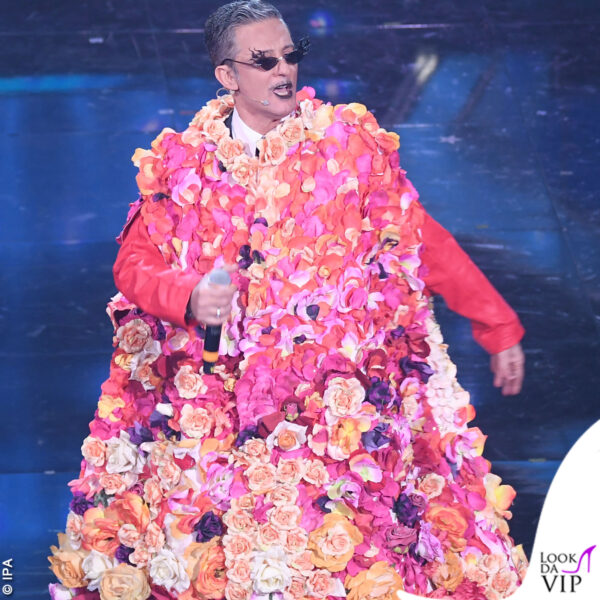 Fiorello si presenta a Sanremo 2021 con un mantello di fiori 
