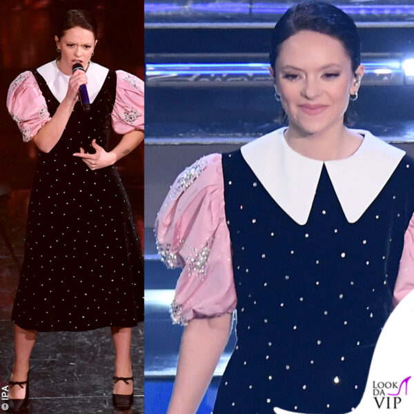Non si tratta di una camicia: le maniche e il colletto sono attaccati direttamente sul vestito Miu Miu di Francesca Michielin