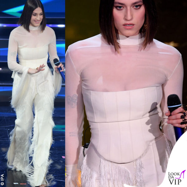 Gaia scuote le piume dell'outfit Ferragamo e dal corpetto si intravede un capezzolo