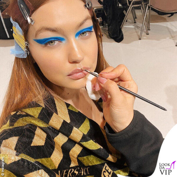 Gigi Hadid al trucco prima della sfilata Versace 