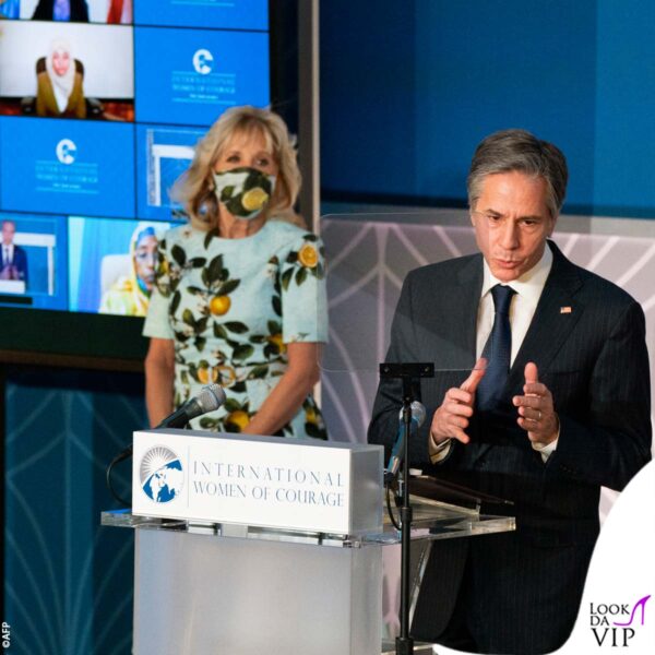 anche la mascherina di Jill è abbinata al vestito con la stampa di limoni