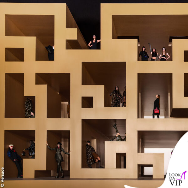 Il labirinto in cui si è svolta la sfilata Versace 