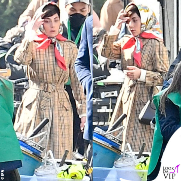 Lady Gaga in trench e foulard sul set milanese di House of Gucci