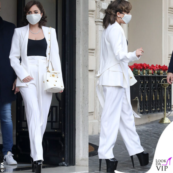 Paparazzata a Roma con un look giocato sul contrasto tra il bianco e il nero