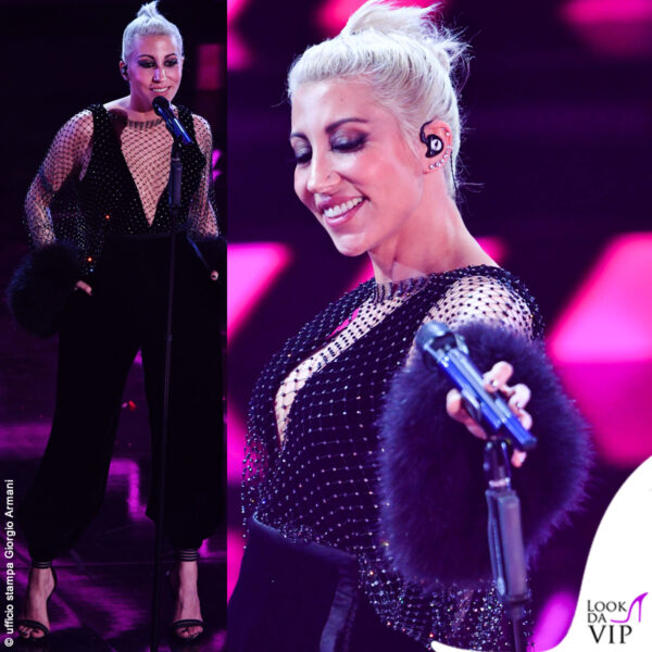 I polsini di piume di Malika Ayane, a contrasto con la camicia a rete con cristalli (outfit Giorgio Armani, sandali Casadei)
