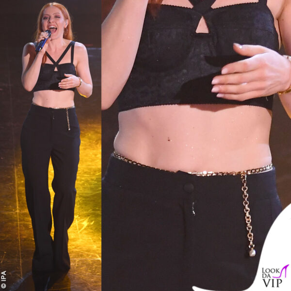 Noemi sfoggia una body chain in vita (outfit Dolce&Gabbana)