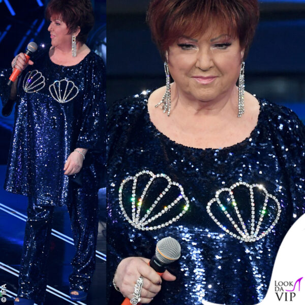 Orietta Berti elegante ed autoironica: a Sanremo con le conchiglie sul seno. E' un outfit GCDS