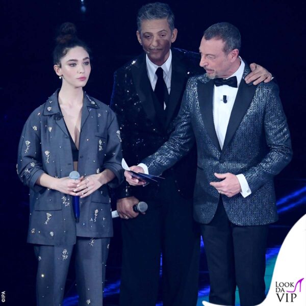 nonostante la tonalità discreta del look, Matilda spicca tra Fiorello e Amadeus 