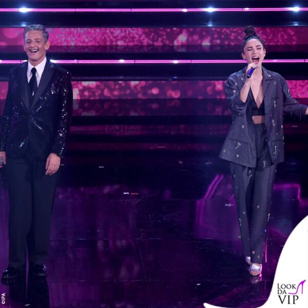 con Fiorello (in Armani) canta "Ti lascerò" di Fausto Leali e Anna Ora