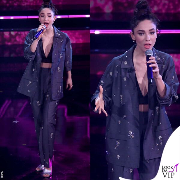 per il terzo e ultimo outfit Matilda abbandona la gonna a favore dei pantaloni