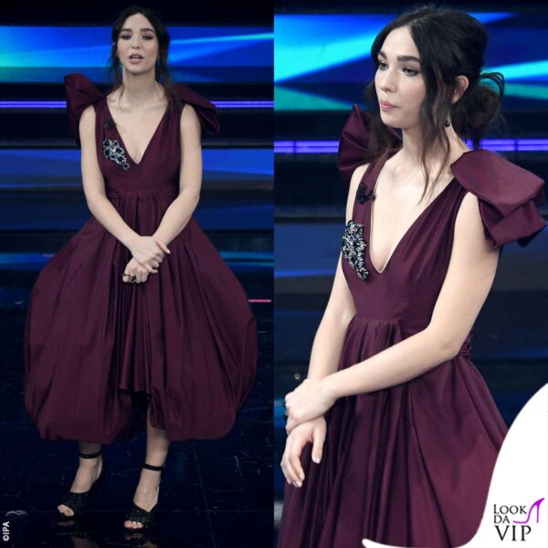 per la serata Matilda ha indossato tre outfit prada: ecco il primo, composto da un abito color melanzana e sandali glitter