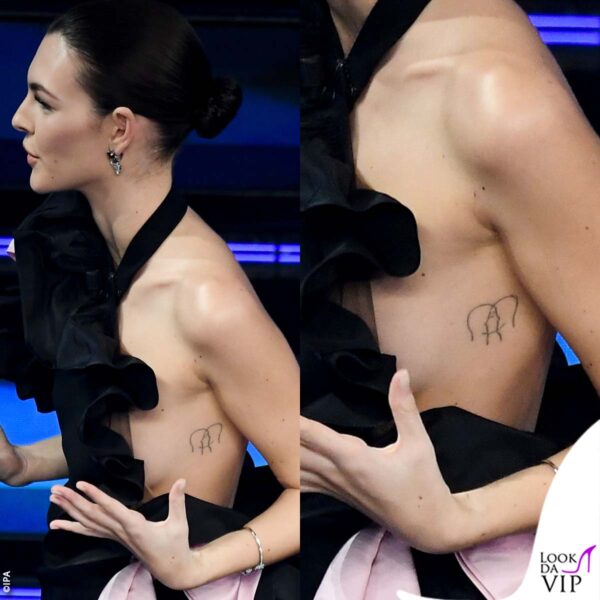 Un dettaglio conquista il web: il tatuaggio di fianco al seno di Vittoria Ceretti. Si tratta probabilmente del suo segno zodiacale, gemelli (abito Valentino) 