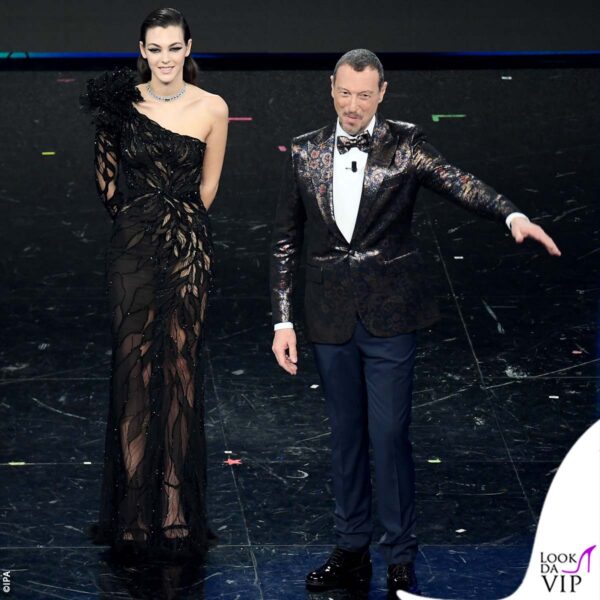 Vittoria Ceretti con Amadeus sul palco di Sanremo, con un abito Versace 