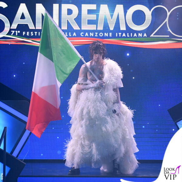Quarta serata: Achille Lauro è il punk rock. Per l'ingresso in scena si ispira alla Marianne del celebre quadro "La libertà che guida il popolo" di Eugène Delacroix