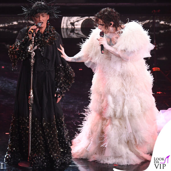in scena arriva Fiorello con tunica nera e corona di spine
