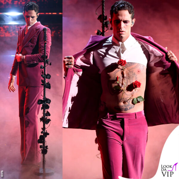 Achille Lauro apre la giacca del completo Gucci e svela le rose