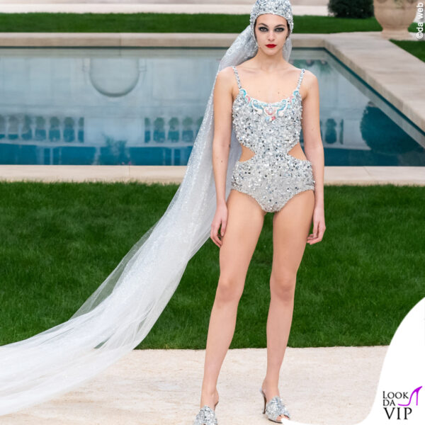 Vittoria in costume da sposa durante la sfilata Chanel Haute Couture primavera-estate 2019