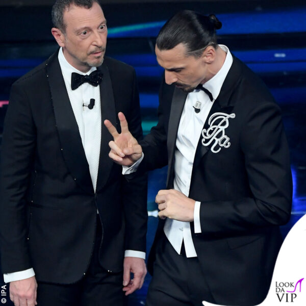 Sul bavero della giacca Dsquared2 di Zlatan Ibrahimovic c'è scritto... "Ibra" ovviamente
