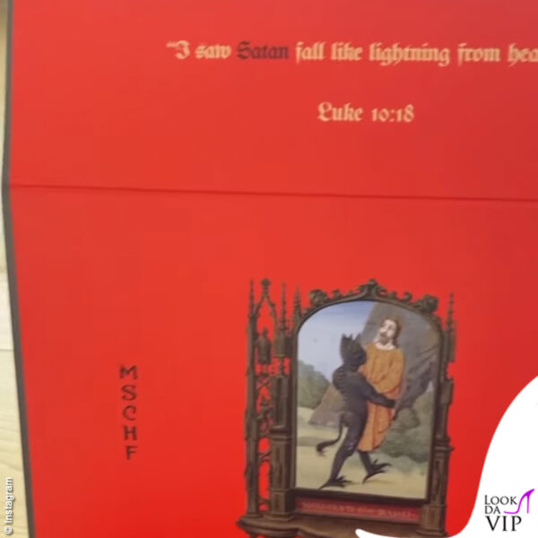 Già dal packaging, è chiaro l'intento blasfemo del prodotto: sulla scatola si legge il versetto 10:18 del vangelo di Luca, che recita "Io vedevo satana cadere dal cielo come la folgore"