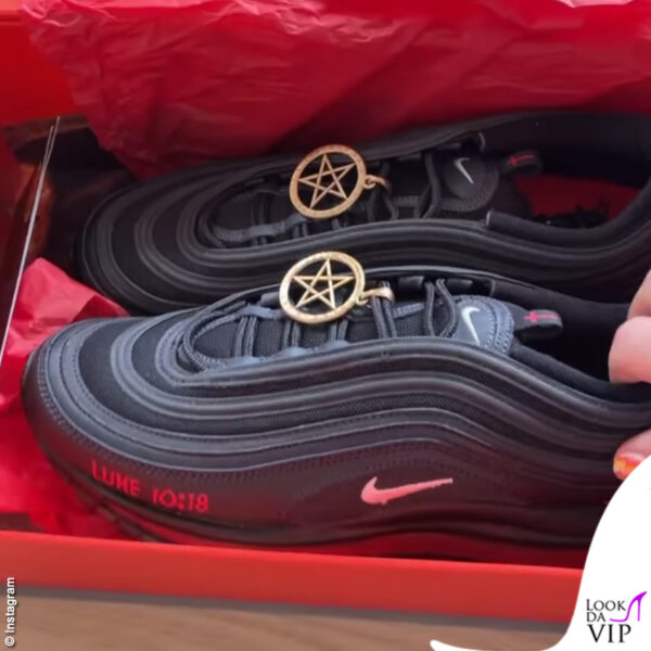 Fedez ha mostrato con orgoglio le nuove sneakers, le Satan Shoes 