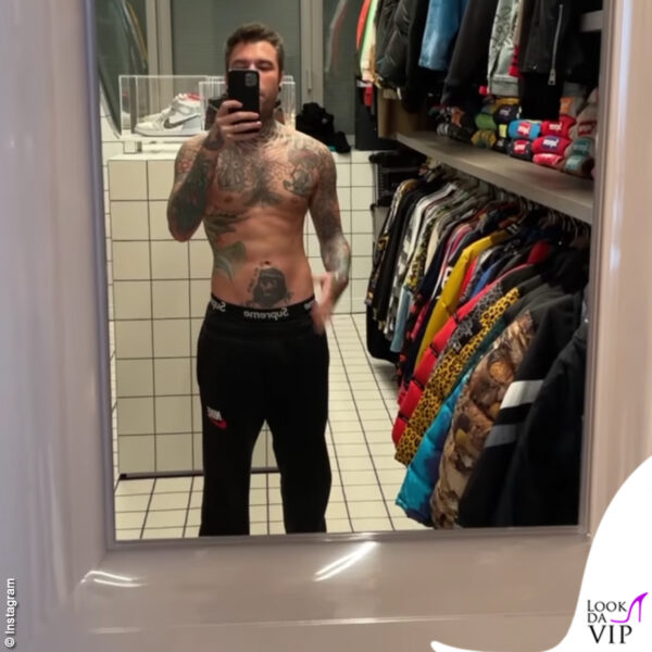 Fedez ha mostrato ai follower la scarpiera che c'è all'interno della sua cabina armadio