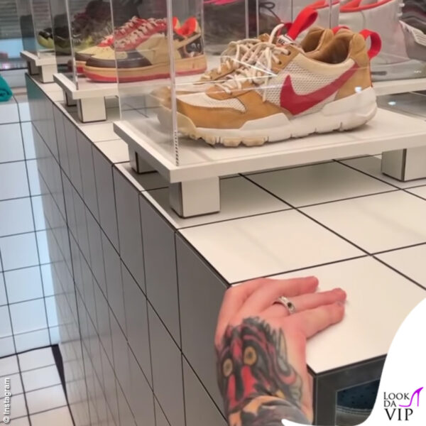 All'interno sono disposti i vari modelli di sneakers, mentre quelli più esclusivi sono posti all'interno di teche