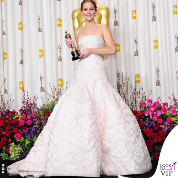 Oscar 2013: l'ampia gonna del vestito Dior ha messo in difficoltà Jennifer Lawrence che è inciampata sulla gonna e caduta sul palco