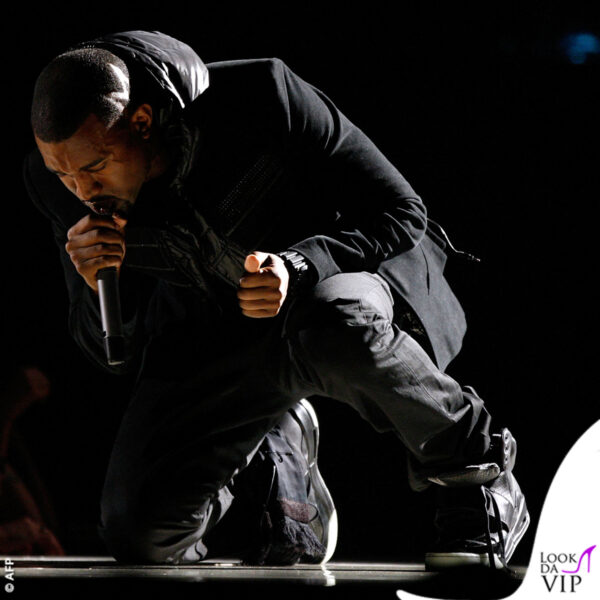 Ai piedi del rapper le sneakers che adesso valgono una fortuna. Si chiamano proprio Nike Air Yeezy 1 "Grammy Worn", cioè indossate ai Grammy