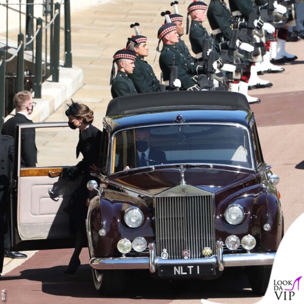 Kate scende dall'auto reale 