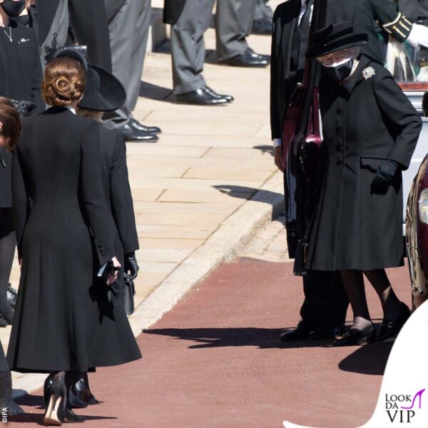 La Middleton si inchina davanti alla Regina 