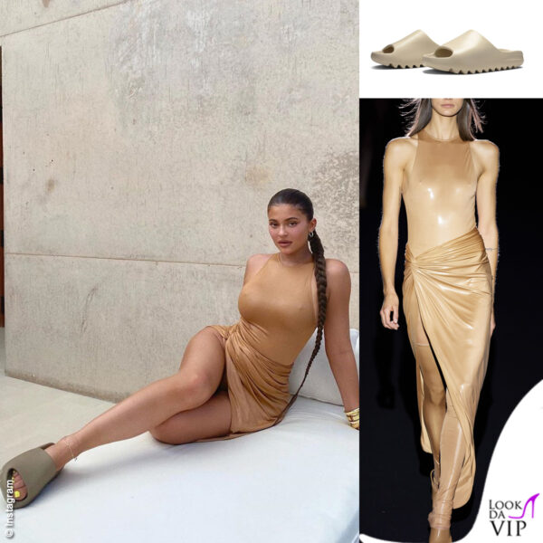 Ciabatte Yeezy anche ai piedi di Kylie Jenner, sorella di Kim (abito LaPointe)